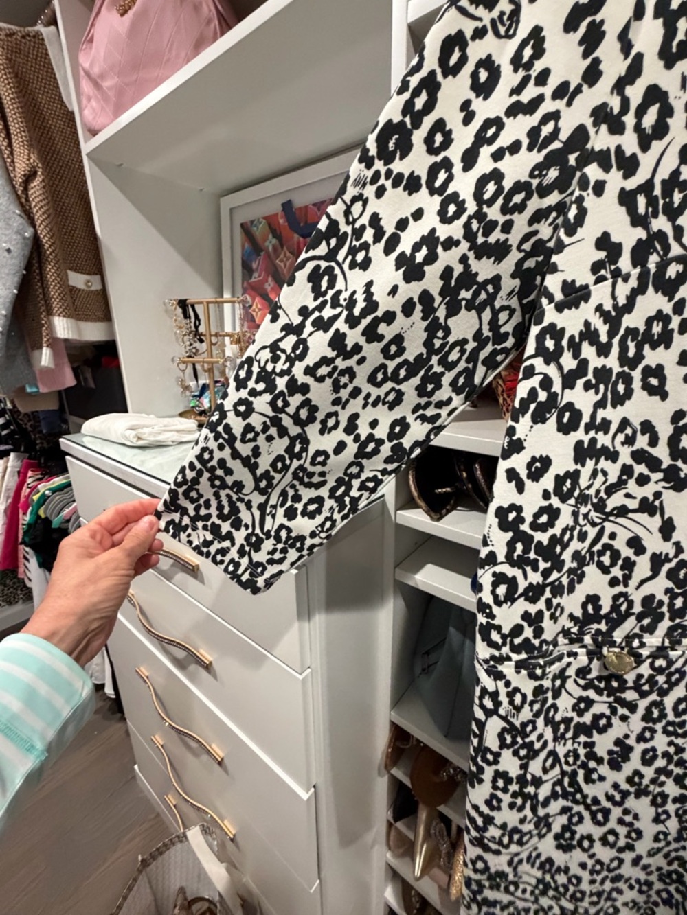 Lilly Pulitzer Rosie Black and White Leopard Print Shift Dress it is stretchy. - Picture 3 of 8